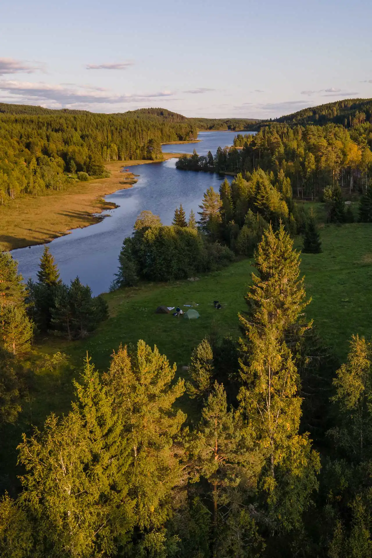 Campement sur le bord du lac