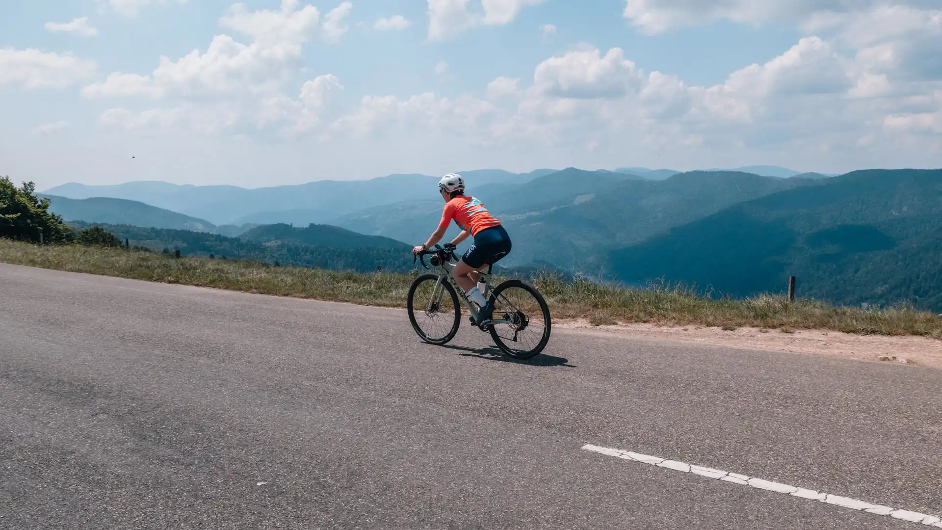 A vélo sur la route des Crêtes