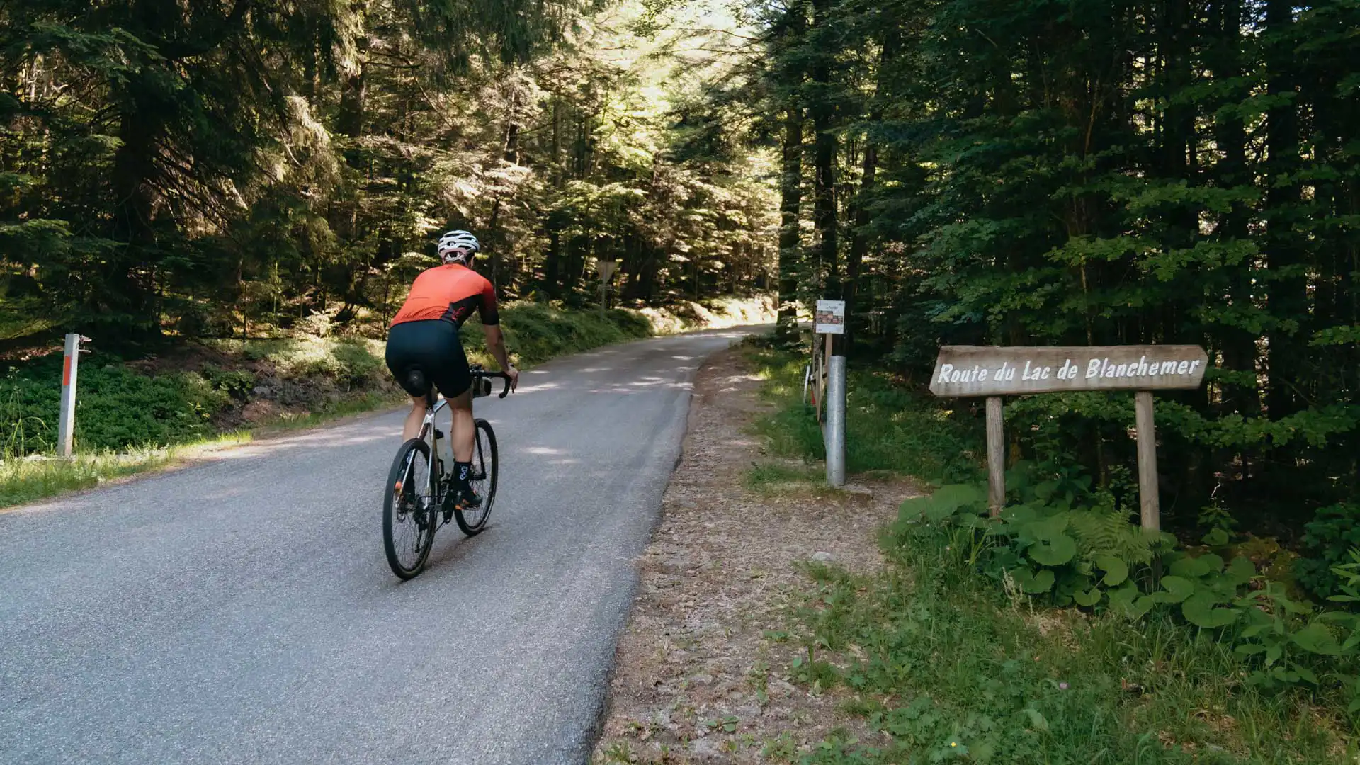 Pied de la route de blanchemer à vélo